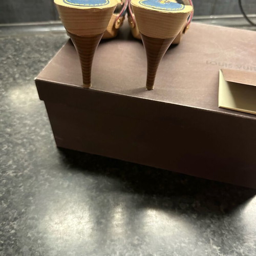 Louis Vuitton clogs like new, size 38.5, large fit