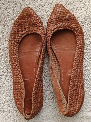 Uterque Pointed Ballerinas Size 37 Used, Brown Leather
