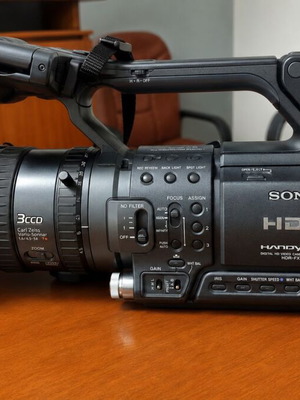 Sony HDR-FX1E HDV 1080i MiniDV 3CCD camcorder used with Carl Zeiss lens