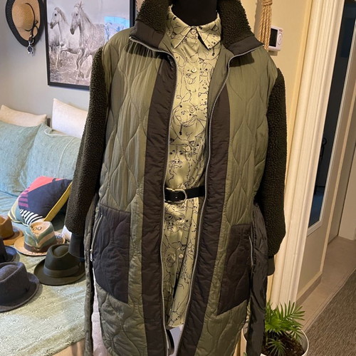 Only jacket new with two-tone design and Sherpa sleeves size medium