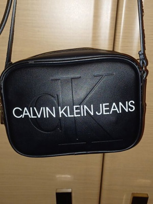 Τσάντα χιαστί Calvin Klein Jeans σαν καινούργιο, μαύρη