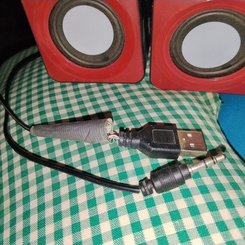 Compact budget vintage stereo computer speakers cube design