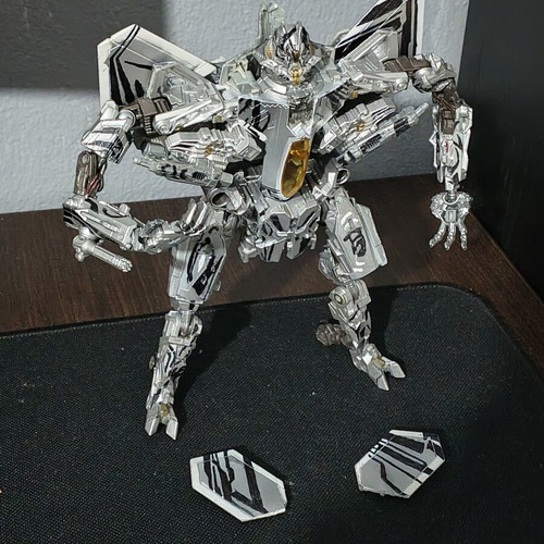 Transformers Studio Series Starscream Voyager Class figure