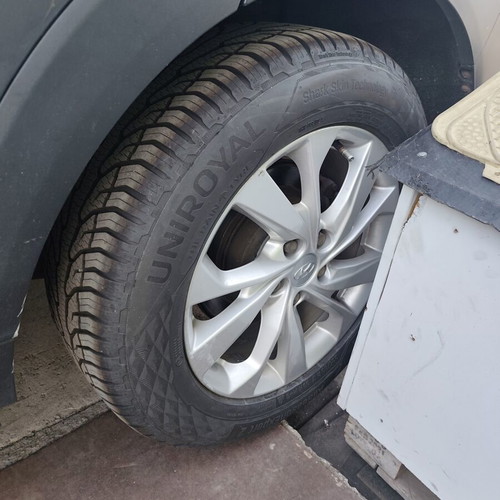 Hyundai Tucson 17-inch rims with all-season tires like new