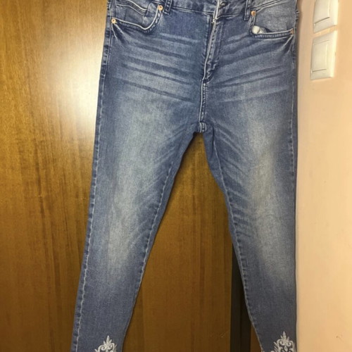 United Colors of Benetton jeans used, size 32 with embroidery missing button