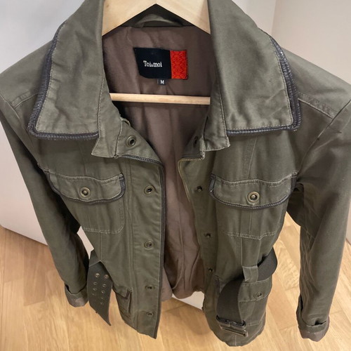 Toi&Moi khaki jacket used with brown belt and leather details