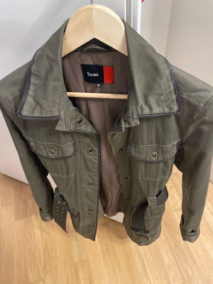 Toi&Moi khaki jacket used with brown belt and leather details
