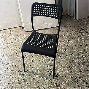5 μαύρες καρέκλες