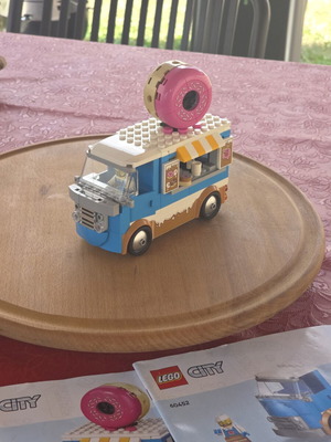 LEGO City Great Vehicles Donut Truck used, 196 pieces, 2 minifigures