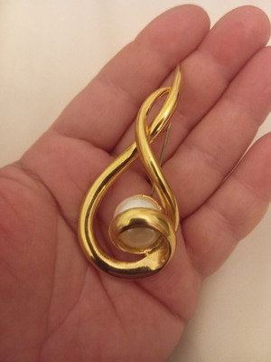 Vintage gold-plated brooch