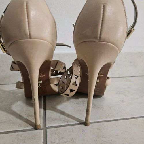 Carrano beige sandals used, size 39, unique design