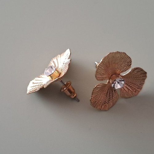 Earrings flower-shaped in gold tone with transparent stone new