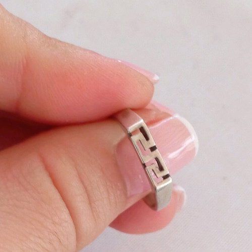 Silver 925 vintage ring in meander shape like new
