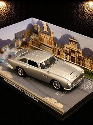 Aston Martin DB5 Thunderball 1:43 die-cast model like new