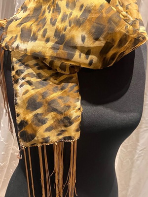 Tiger print scarf like new