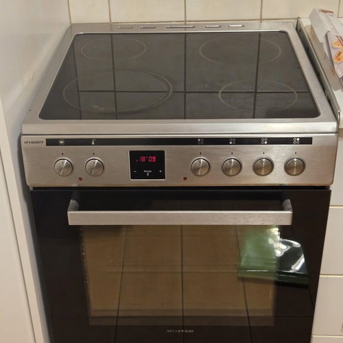 United UFV-68289TP ceramic stove like new, inox color