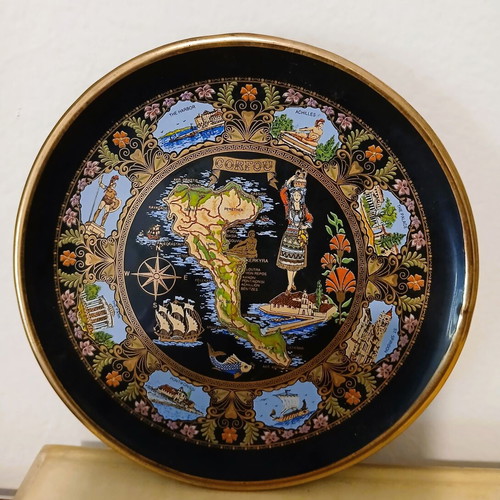 Decorative souvenir plates with 24k gold, like new