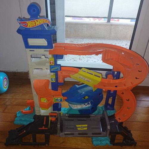 Hot Wheels City Garage playset like new with shark