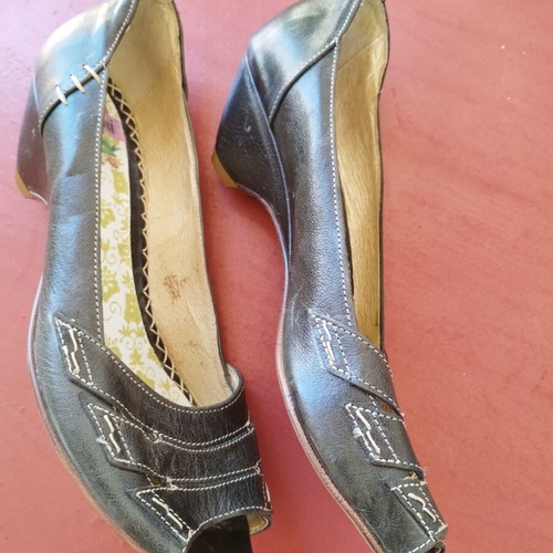 Peep toes leather shoes like new, low heel, size 41, black and grey