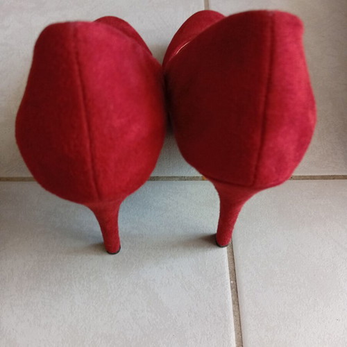 Red Kastoria Pumps Size 39 Like New, 9 cm Heel