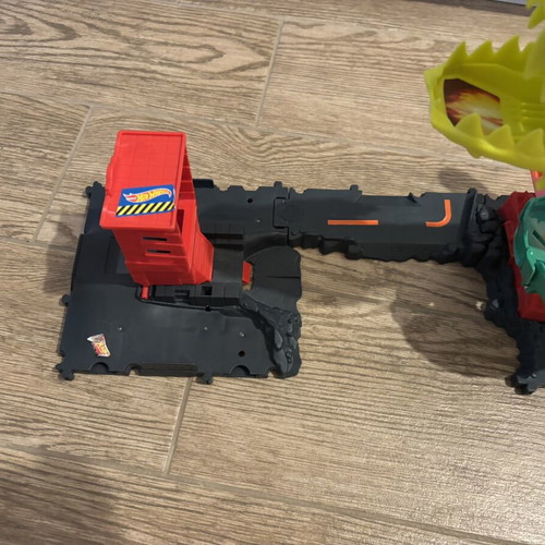 Hot Wheels City Dragon Drive Fireflight playset, 2 pieces