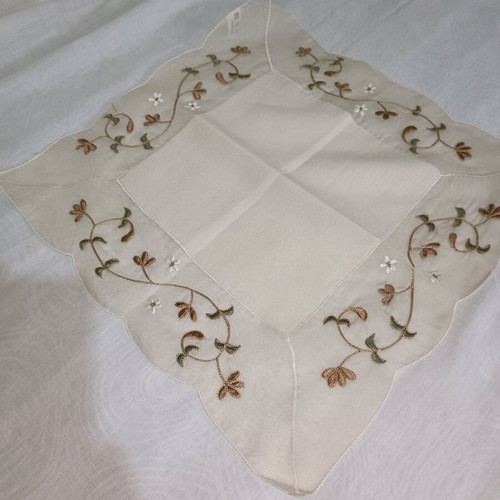 Decorative table linens set like new, 1 rectangular and 6 square pieces