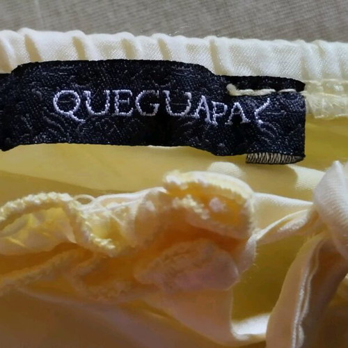 Top S with satin fabric in light yellow Queguapa