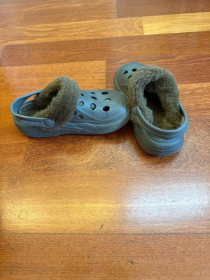 Zara Crocs μεταχειρισμένα, μέγεθος 32, πράσινα, με αφαιρούμενα λουράκια και επένδυση