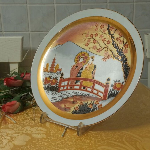 Japanese plate with gold and silver new, with stand, 35 years old