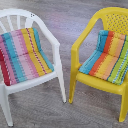 Children's chairs like new, plastic with cushions, set of 2