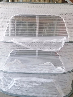 Portable clothes drying rack with 3 pockets and net like new