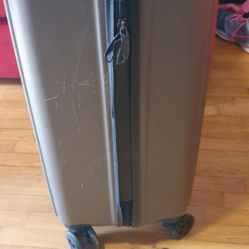 Suitcase used with 4 wheels in good condition