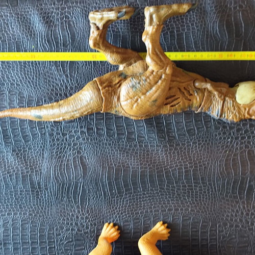 Dinosaur figures like new, pack of 9 large and 30 small to medium