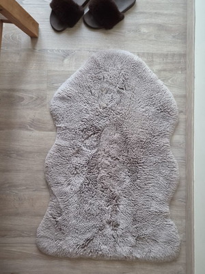 Fur rug like new, gray, 100×50 cm, soft texture