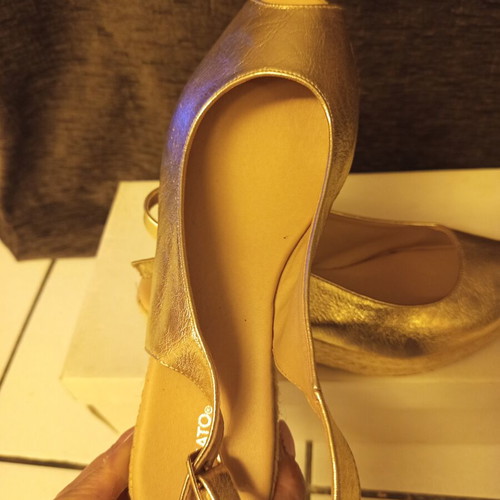 Migato women's platform sandals size 39 like new, gold