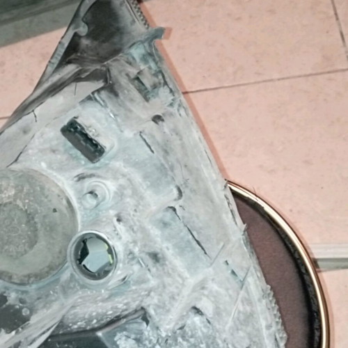 Renault Clio II headlights used, one with broken mounts