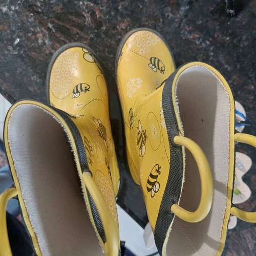 Children's rain boots like new, yellow with bee design, size 31