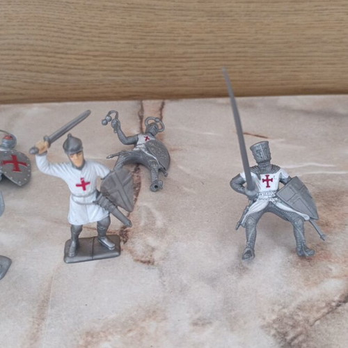 Set of 14 Crusaders and 2 Knights figures