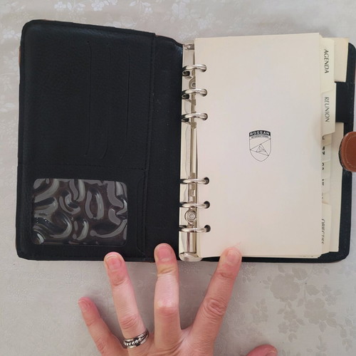 Agenda new in excellent condition with card slots and notepad