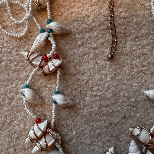 Shell necklace like new, white