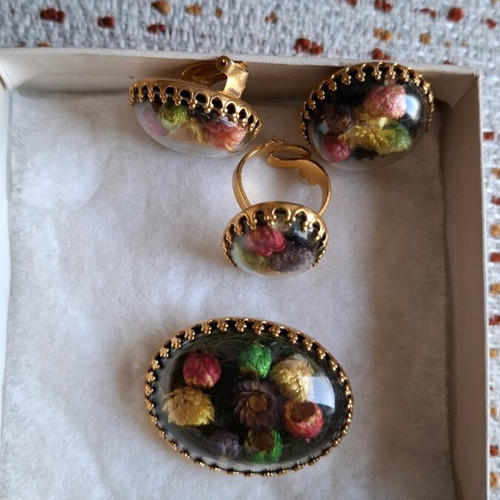 Vintage floral jewelry set like new with earrings, ring and brooch