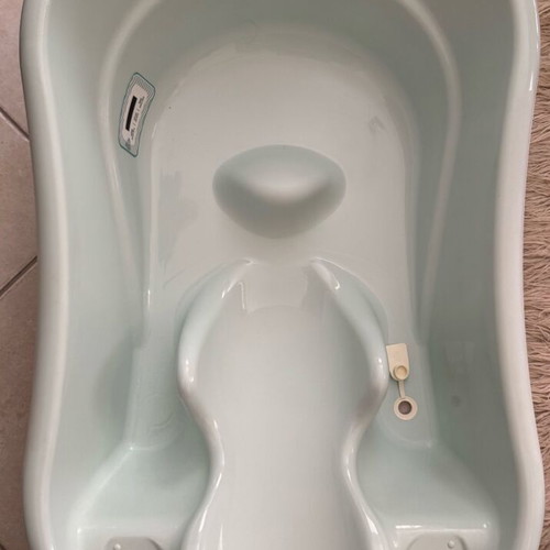 Kikka boo baby bath tub like new with thermometer