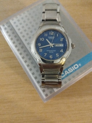 Casio MTP-1229D-2A wristwatch like new with silver bracelet and blue dial