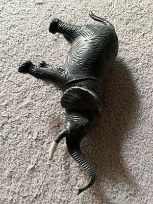 Elephant figure used without box
