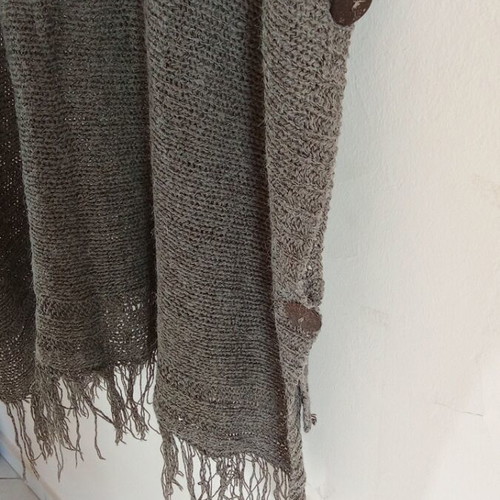 Yarn poncho used with fringes, grey and beige
