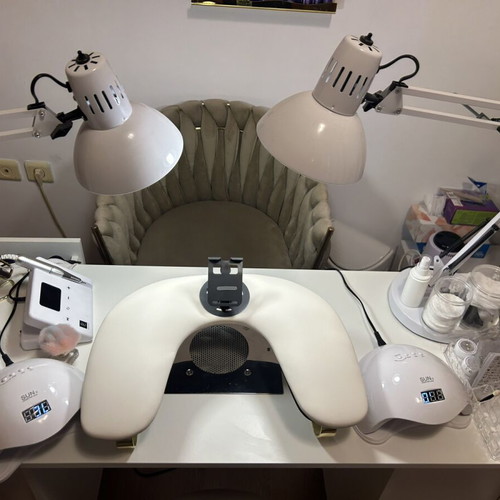 Manicure desk like new with extractor and 4 pouro chairs