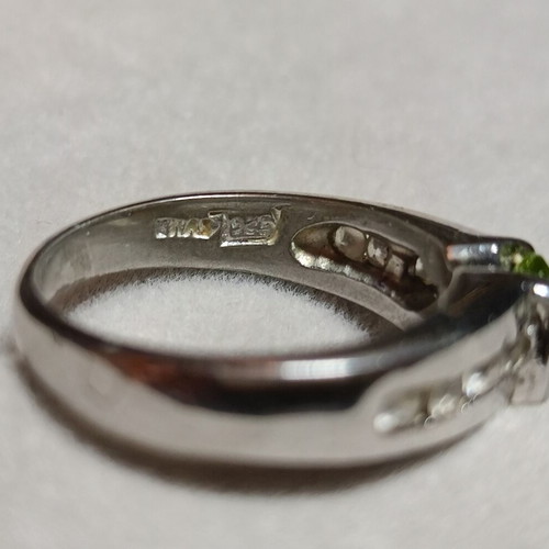 Silver 925 ring with peridot like new