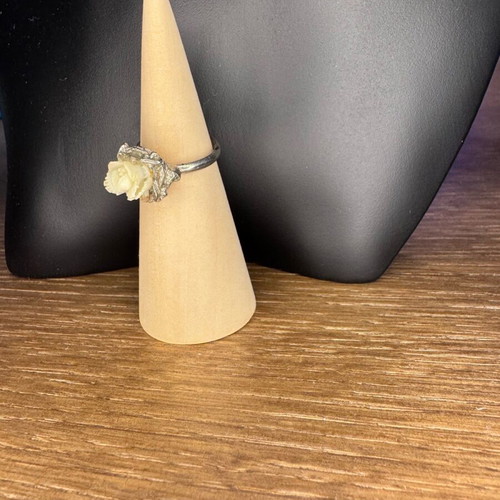 Adjustable ring with white rose design like new