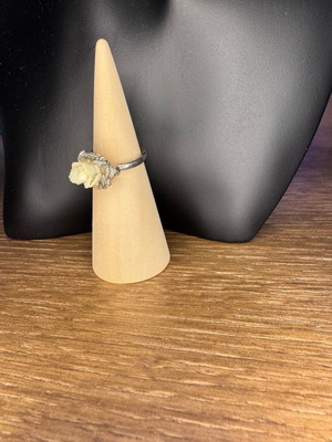 Adjustable ring with white rose design like new