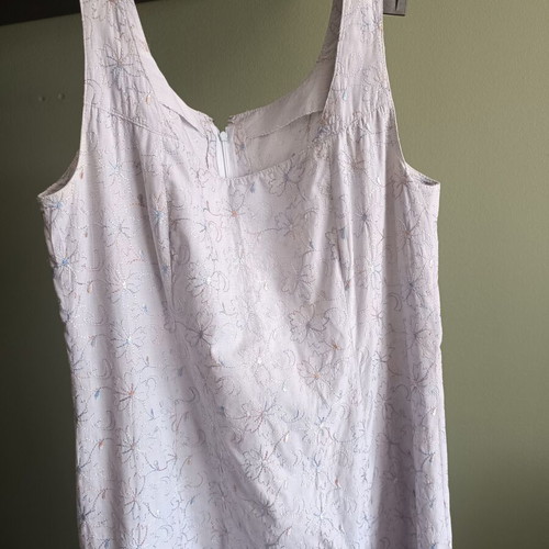 Maxi sleeveless dress like new, lilac with embroidery